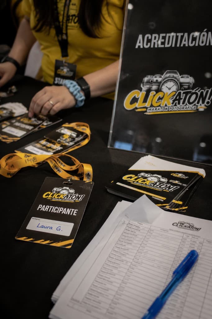 Mesa de acreditación Clickatón con credenciales, staff y material del evento